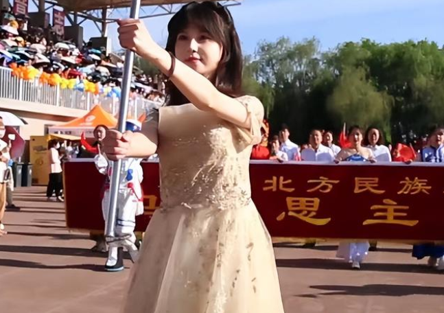 北民大举牌女生火了，气质出众宛如“在逃公主”，评论区却有点酸