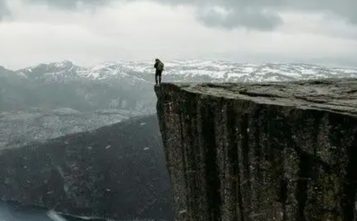 2016年16岁女孩把母亲关房间，没有食物8天后死亡，法院：坐牢7年