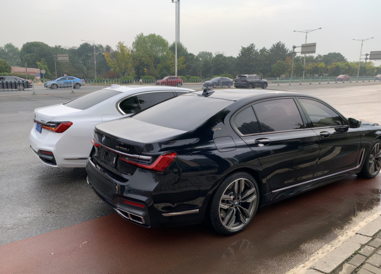 花228万买宝马m760,巧遇白色宝马730,两车齐头并进一起拍照
