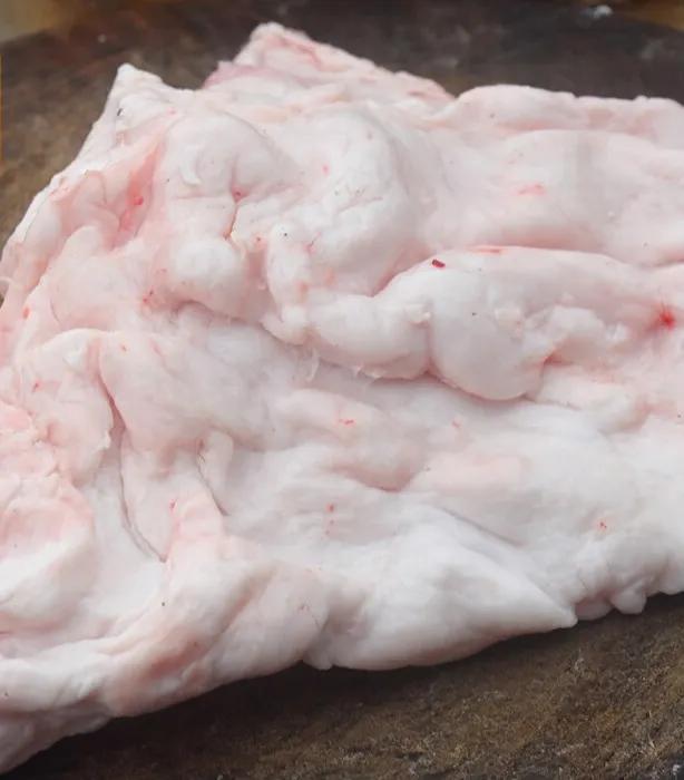 常温下为白色或浅黄色固体,猪油主要由饱和高级脂肪酸甘油酯和不饱和