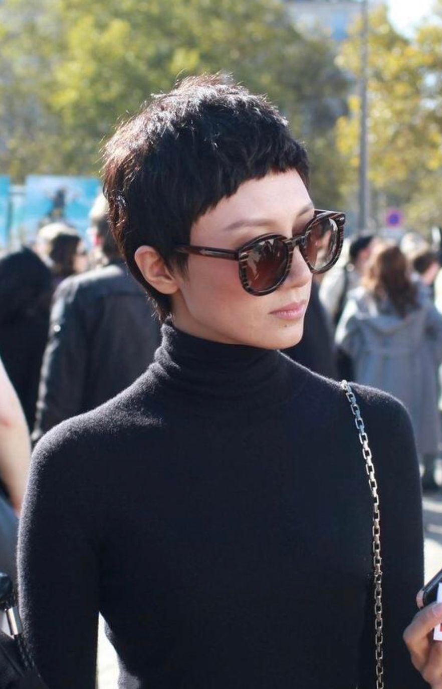 袁泉和老公出席活动,剪超短发穿一身黑好有气场,一双筷子腿抢镜