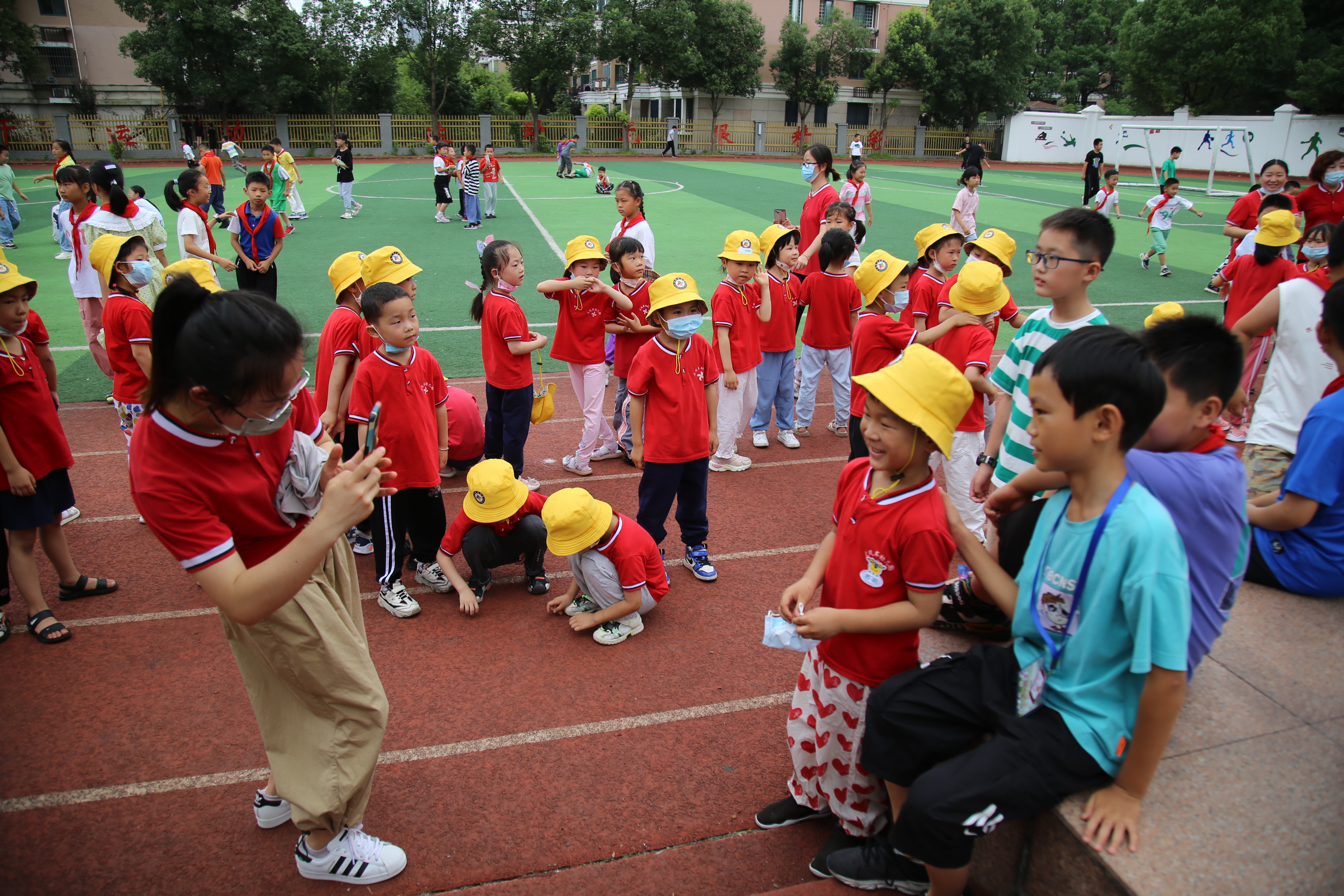 幼儿园孩子进东方红小学 体验小学生活