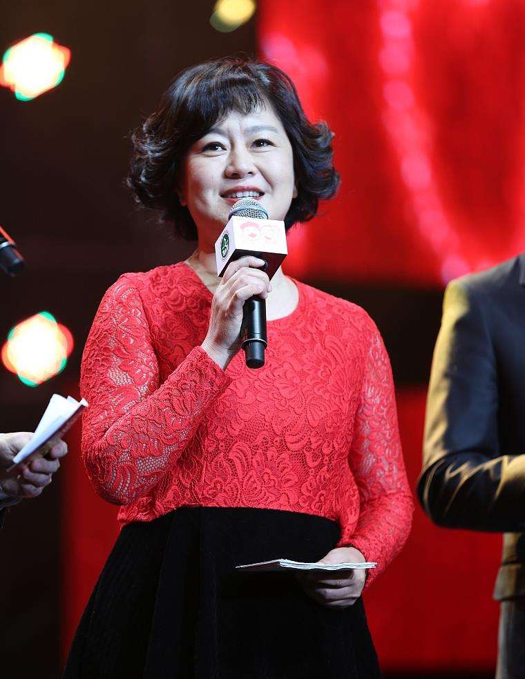 鞠萍:18岁进入央视,25岁嫁给软饭男,带着儿子改嫁二婚收获真爱