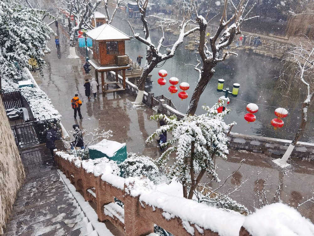 雪送祥瑞兆丰年：济南市民冒雪赏景