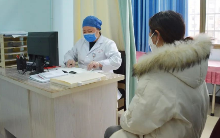 7年前43岁母亲不顾众人反对，强行将子宫移植给女儿，后来怎样了