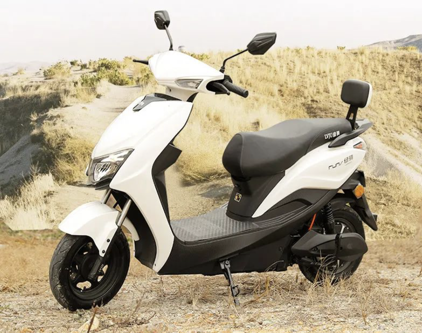 绿源ku19属于经典的迅鹰款电动车,面板线条锋利霸气,前脸配置一个超大