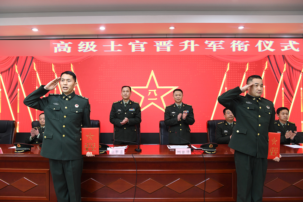 仪式现场同时晋升一级军士长驻鄂某部6名高级军士日前又被称为"兵王"