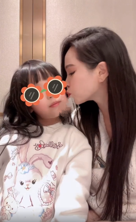 54岁伊能静与女儿合唱，5岁米粒越长越像妈妈，母女卖萌超有爱