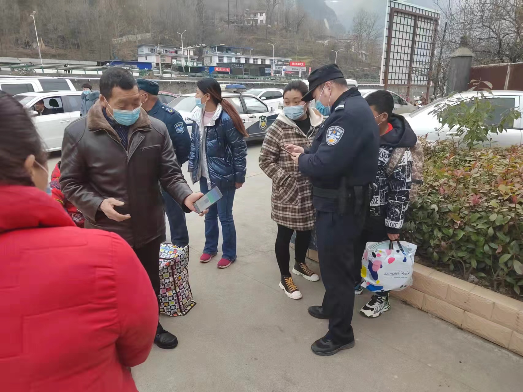 略阳公安：站好“护学岗”，守护“开学季”