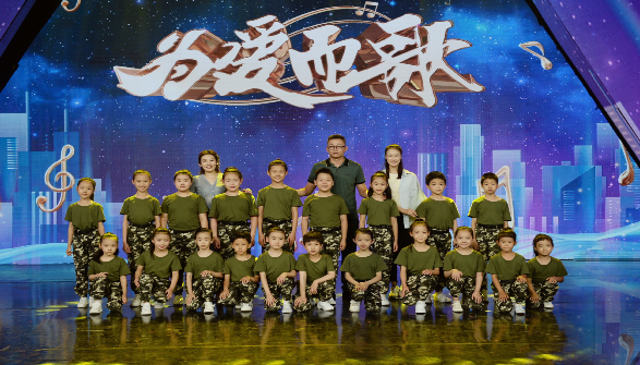 周广兵携小兵子受CCTV3邀请参加《向幸福出发—为爱而歌》录制