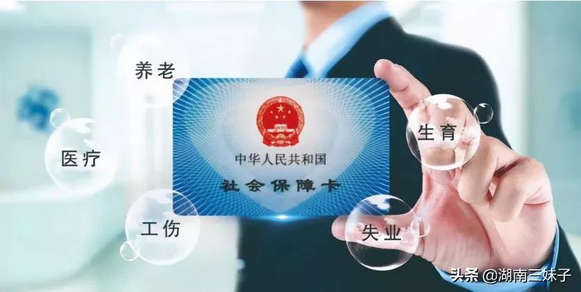 社保卡怎样在自动取款机上取钱？好多老年人还不知道，赶紧来学学