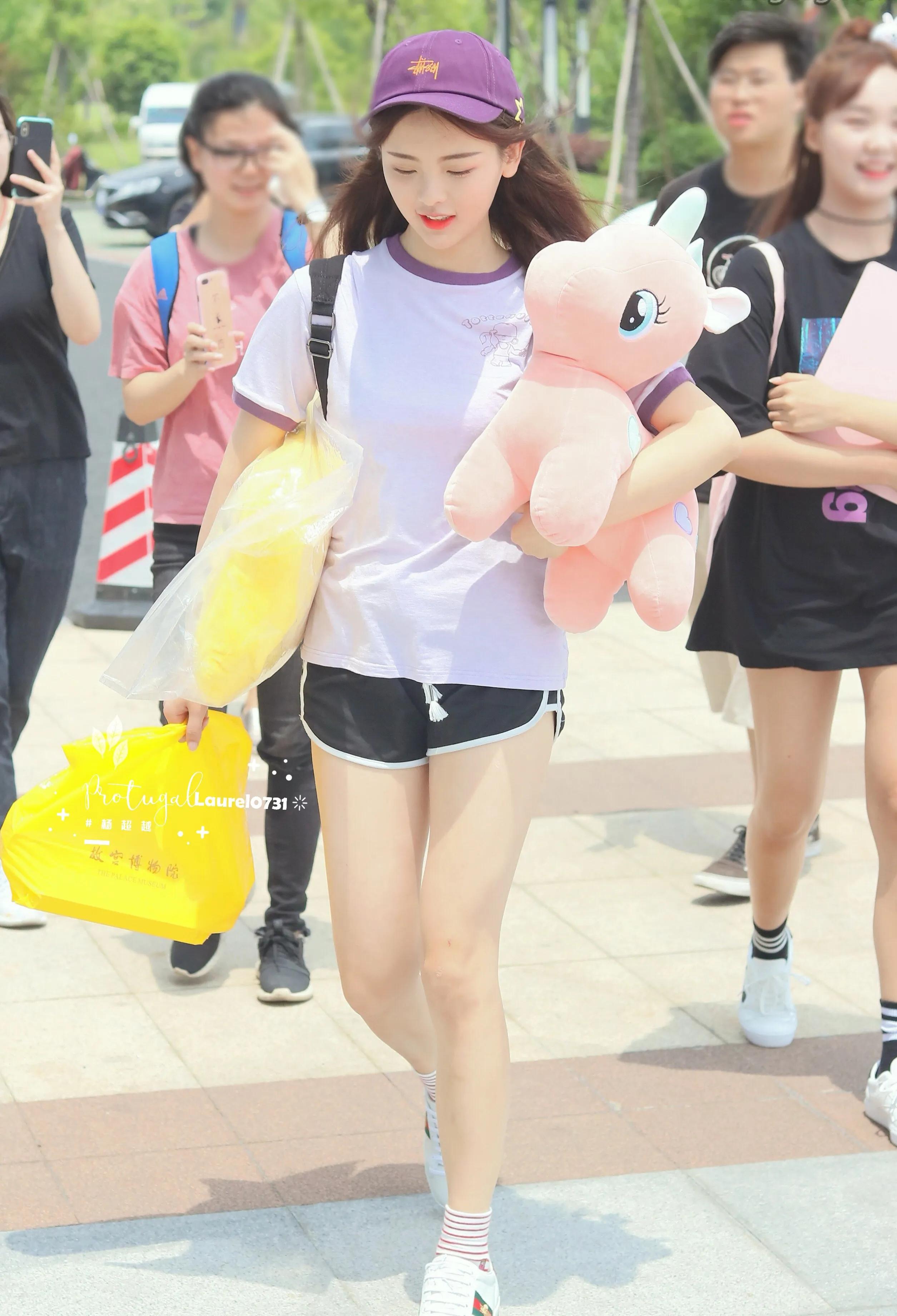 杨超越灰白色短袖T搭配黑色短裤，元气少女