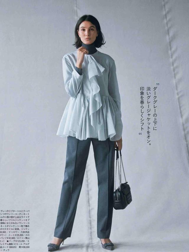浅灰色围巾配什么衣服（黑白灰三种颜色的衣服搭配思路）