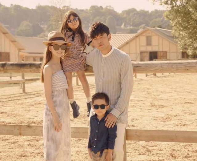 周杰伦官宣三胎，网友调侃生的孩子比发的歌都多，催促其快出专辑