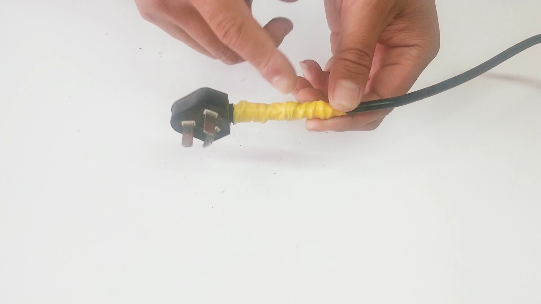 電線插頭根部斷了怎么辦？教你簡單修復一下，立馬就變得非常耐用