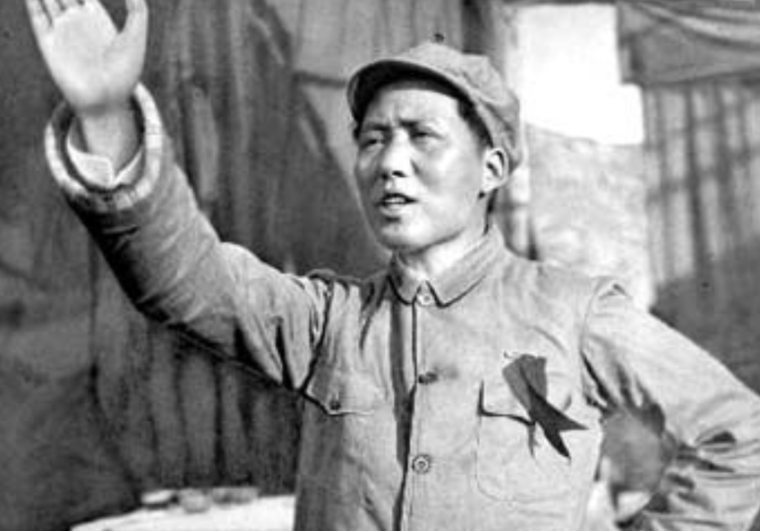 毛主席被胡宗南围困，距离不到500米，生死之际出奇兵，谁来了？