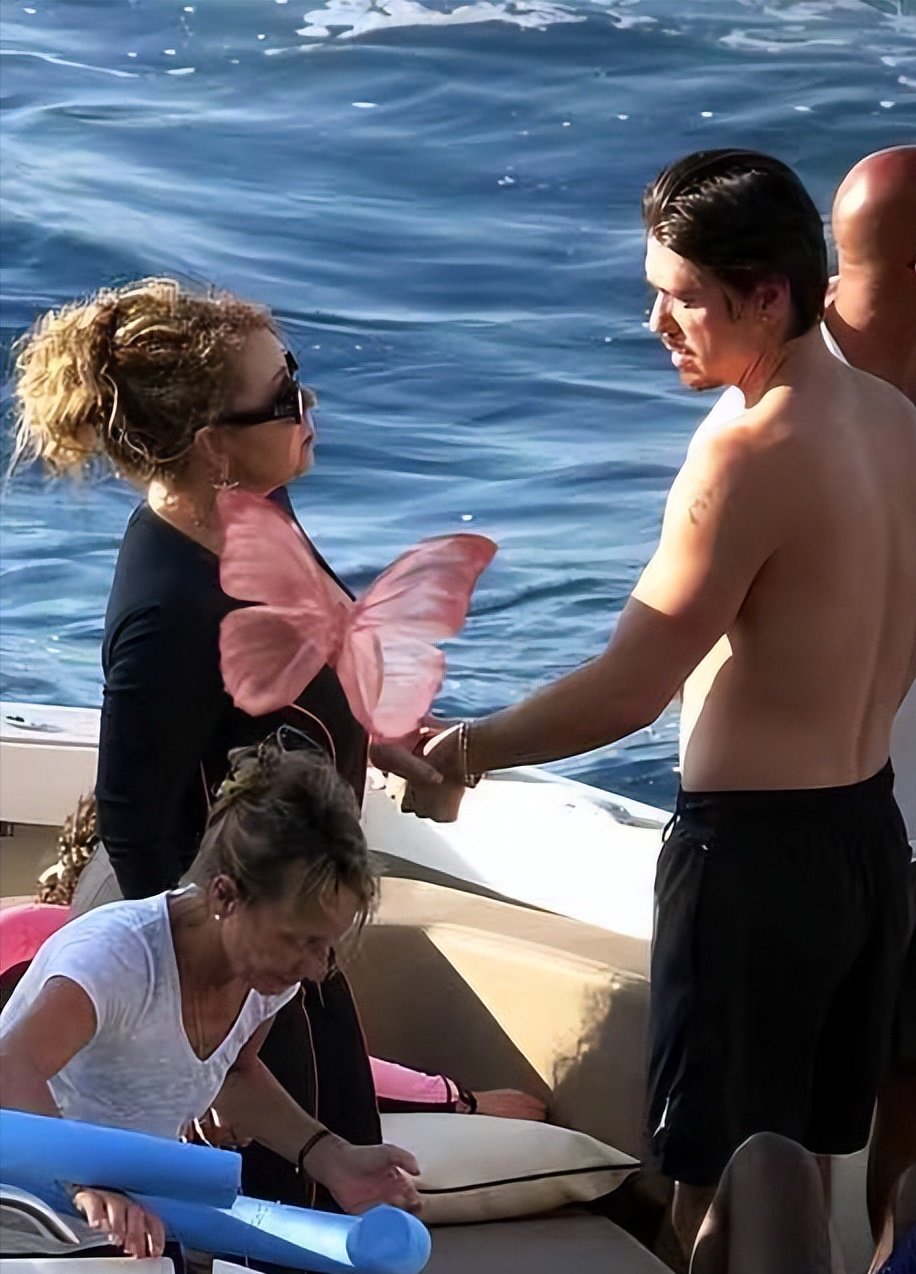 "花蝴蝶"玛利亚凯莉亮相胖得认不出!和鲜肉男友度假,成大妈了