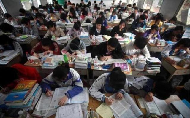 高三学生带着试卷去“酒吧”，蹦迪学习两不误？评论区乱作一团