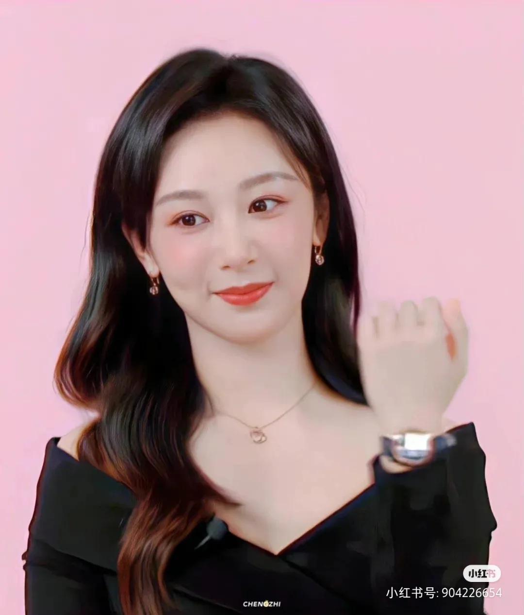 好喜欢杨紫现在的状态 自信从容、温柔大方，整个人很放松自然