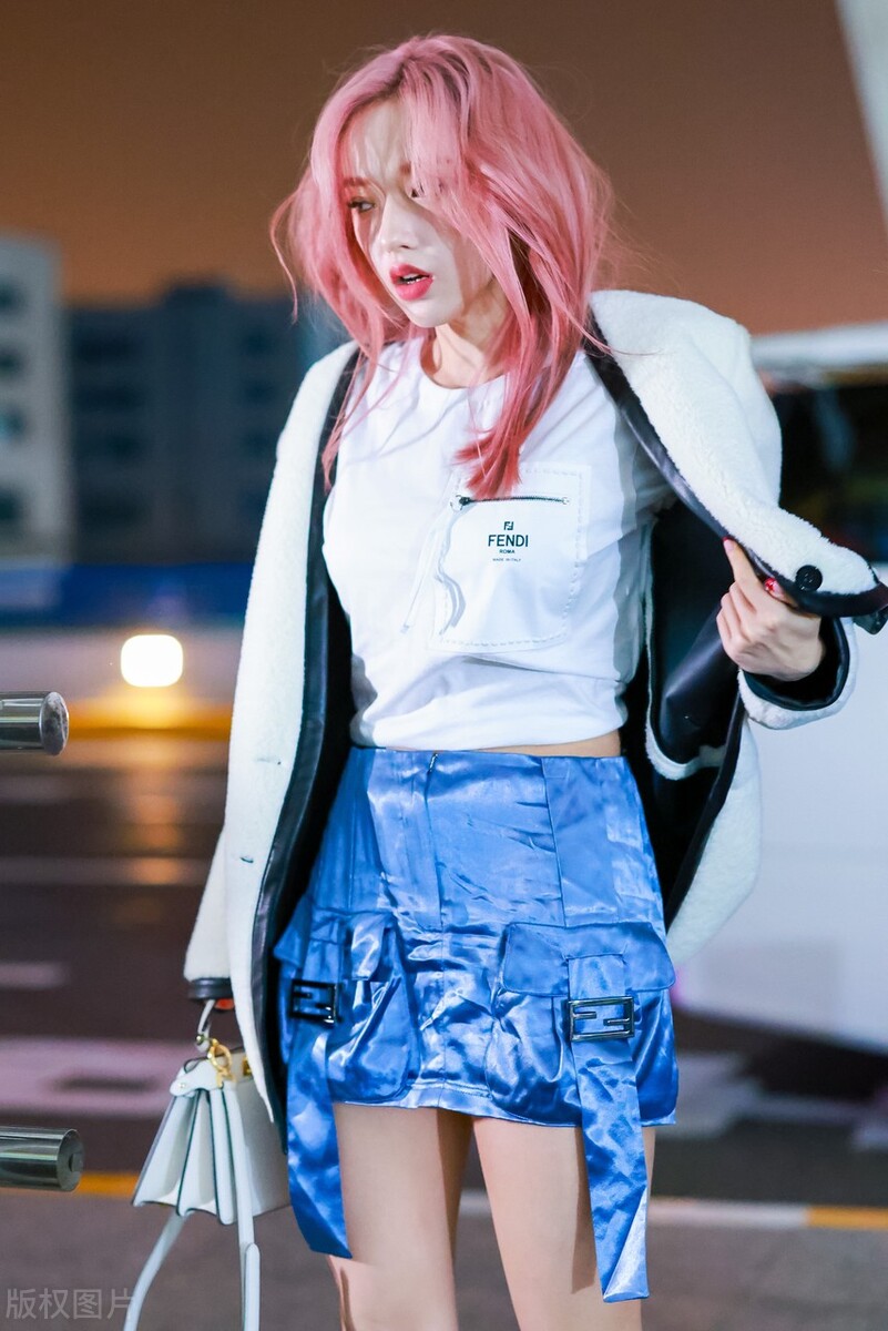 程潇白色短上衣+fendi工装裙+堆堆袜甜美少女