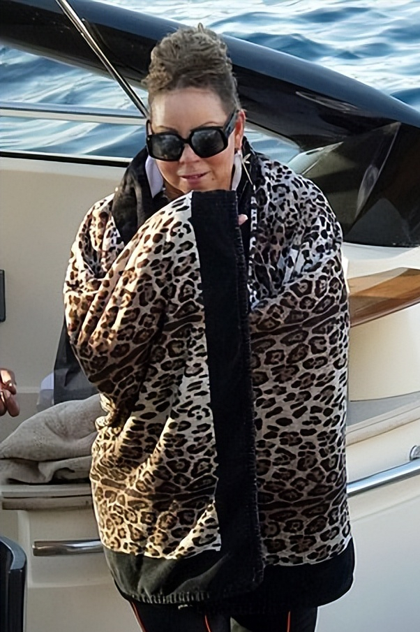 "花蝴蝶"玛利亚凯莉亮相胖得认不出!和鲜肉男友度假,成大妈了