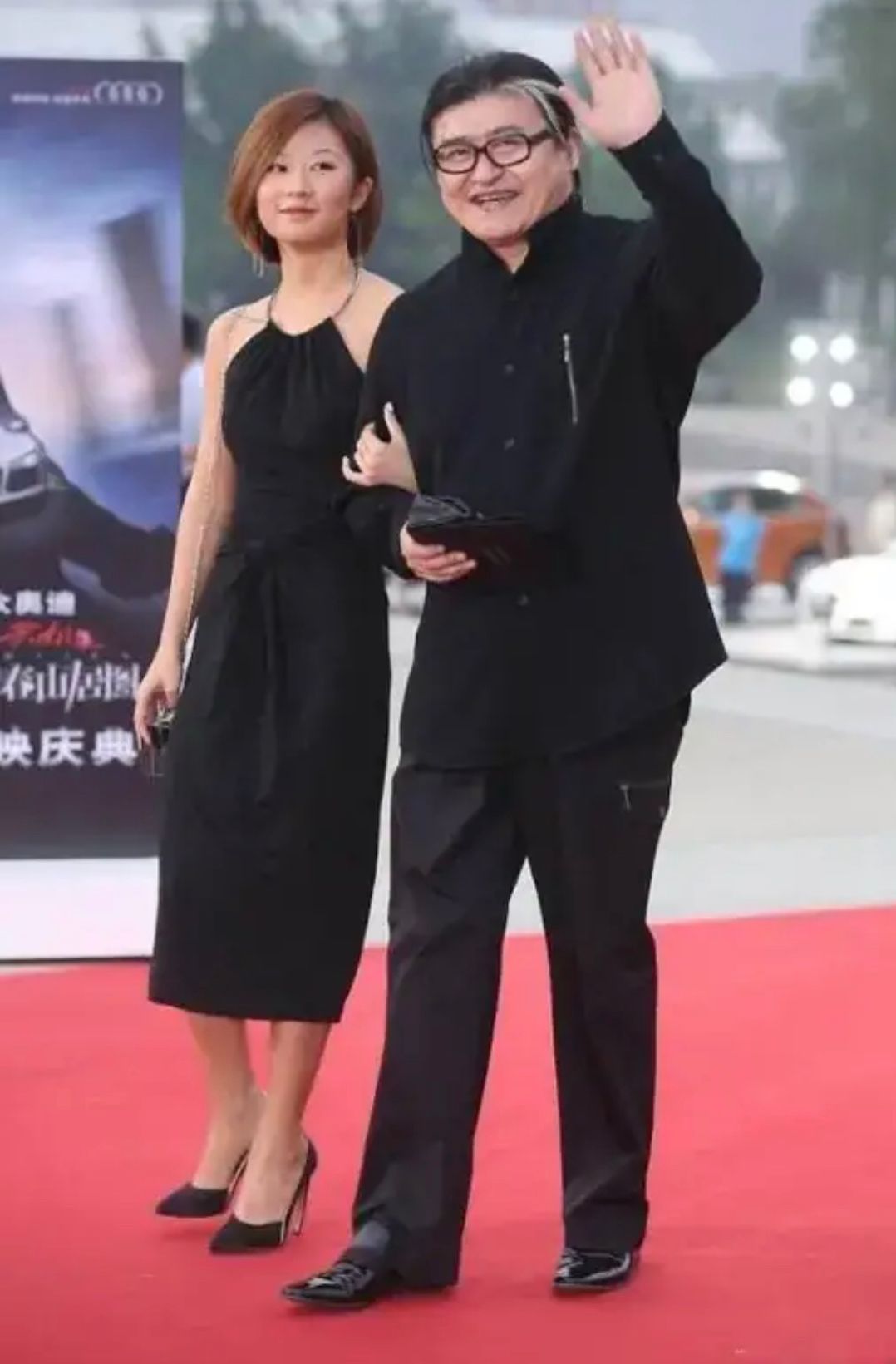 刘欢罕见带女儿走红毯，女儿穿挂脖小黑裙留侧分短发，气质太出众