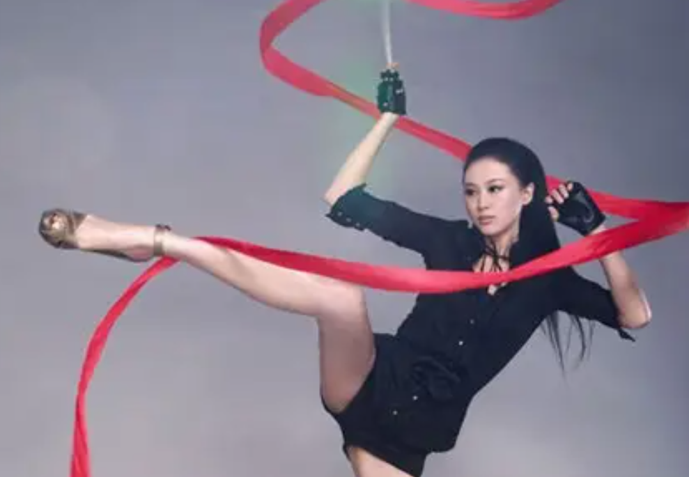 “体操女神”戴菲菲，19岁突然退役后：北大任教之余，进军娱乐圈