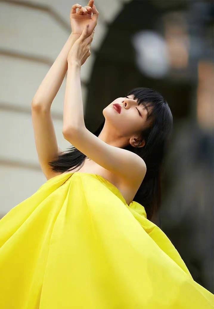 热巴穿仙女裙赤脚舞动 明艳黄色凸显白皙皮肤