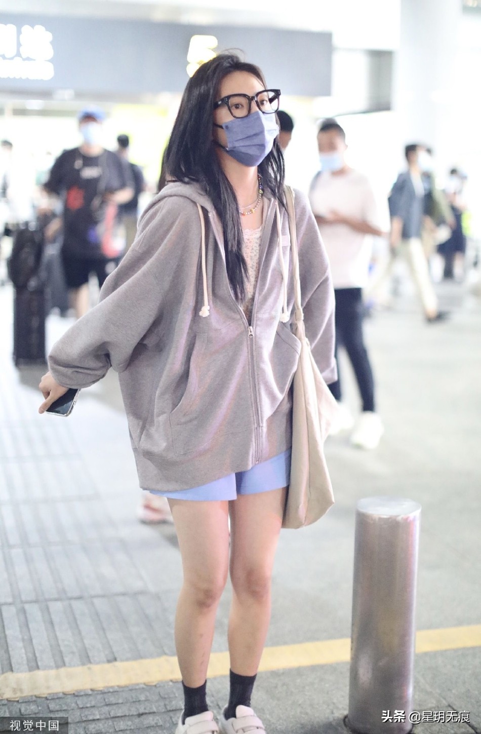 章若楠长发披肩现身机场 戴边框眼镜搭灰色外套休闲舒适