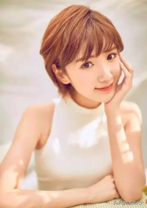 毛晓彤：曾被父亲抛弃扔进垃圾桶，成名后父亲向她要5000万赡养费