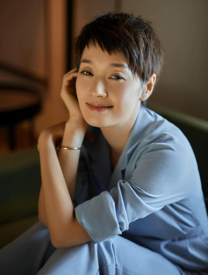 45岁的马伊琍已经完全告别了少女时代,她的穿搭追求的是生活的品质和