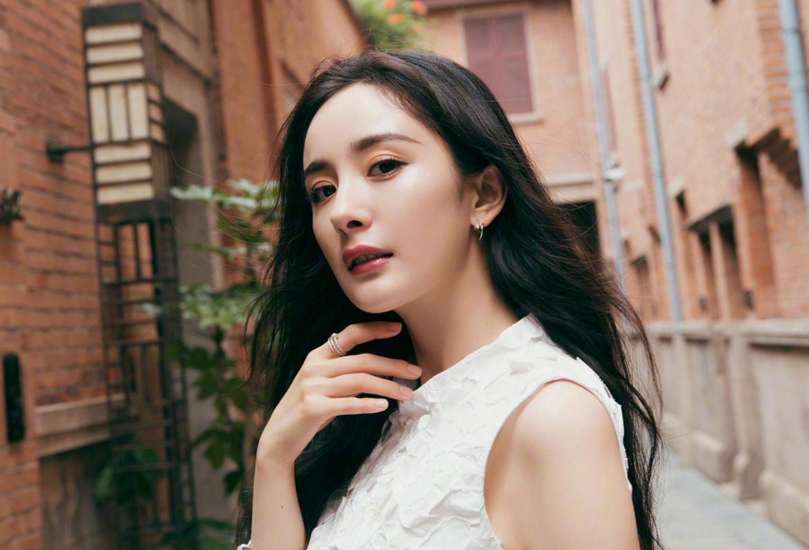 杨幂的嘴有多能说？高情商回应整容争议，女王发言hold住全场