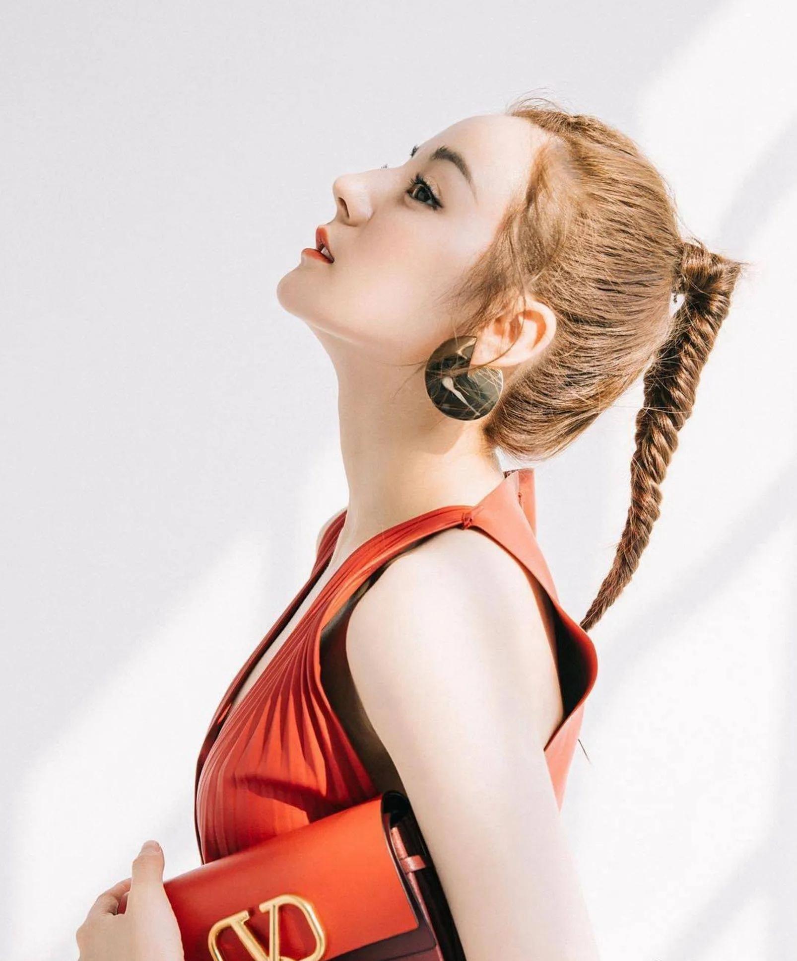 迪丽热巴大红条纹连衣裙