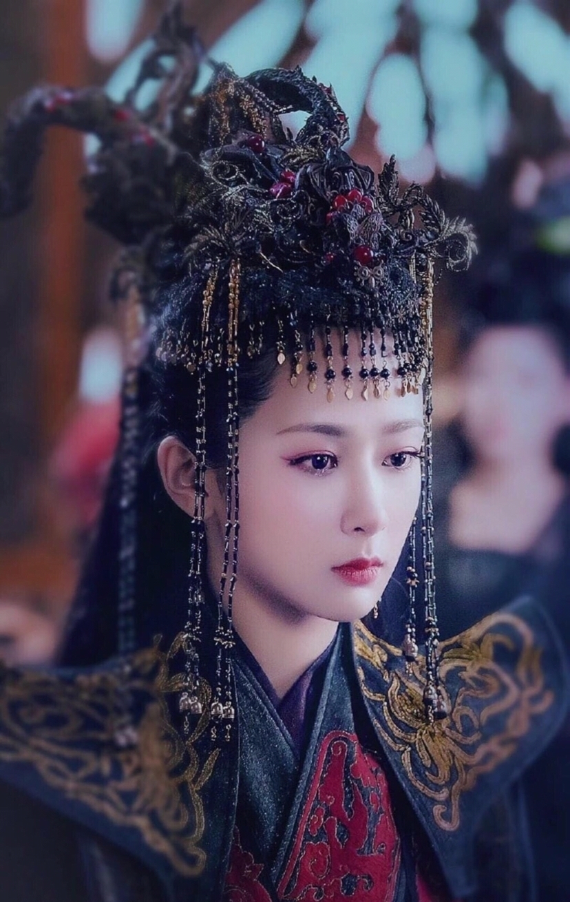 这场戏里,杨紫饰演的锦觅身穿白纱嫁衣,很有仙气飘飘的感觉,头戴的冠