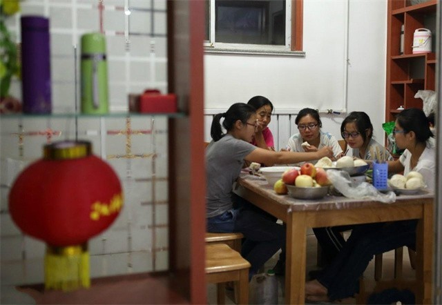 2017年农村四胞胎姐妹花同时考上大学，父母给她们一人买一部手机