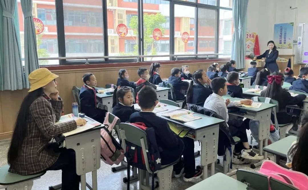 双流区英语教研员尚梅林莅临双实外指导二年级英语区级公开课