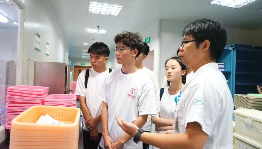 “医学类”就业前景排名，护理学无缘前三，榜首热度持续上升