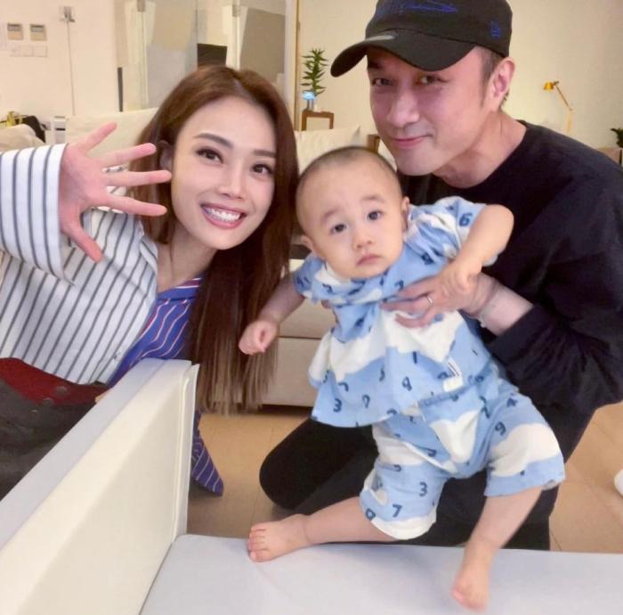 古巨基元旦分享全家福，儿子越来越像爸爸，夫妻俩开心笑出鱼尾纹