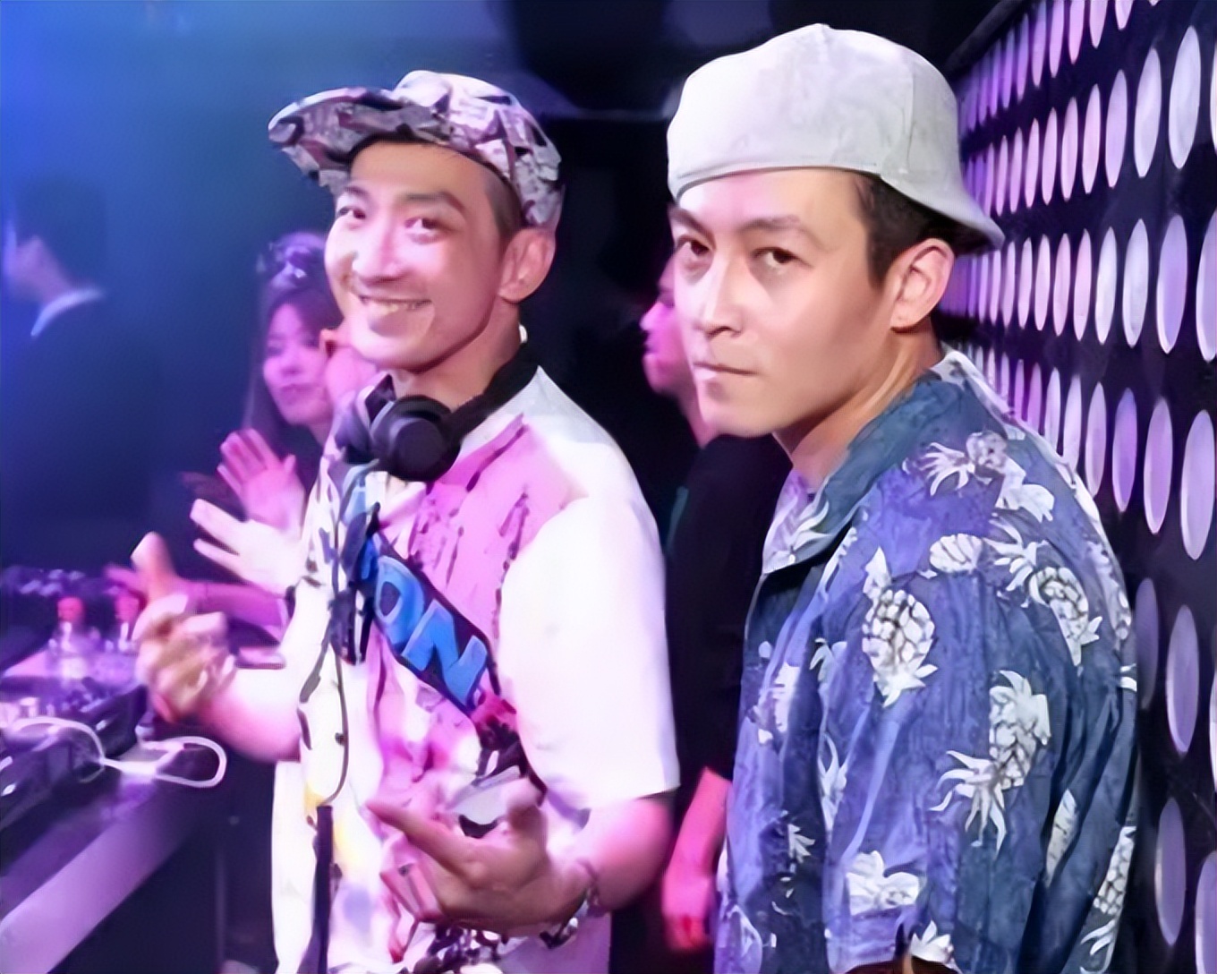 陈冠希父亲节与李灿森聚会心情好，开心晒女儿的礼物，称心融化了