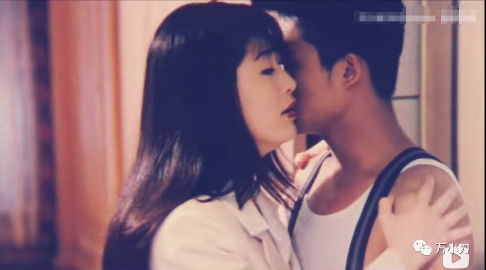 江国宾尴尬地说:"杨思敏的胸部确实很大,很漂亮,但是,其实,拍戏时我只