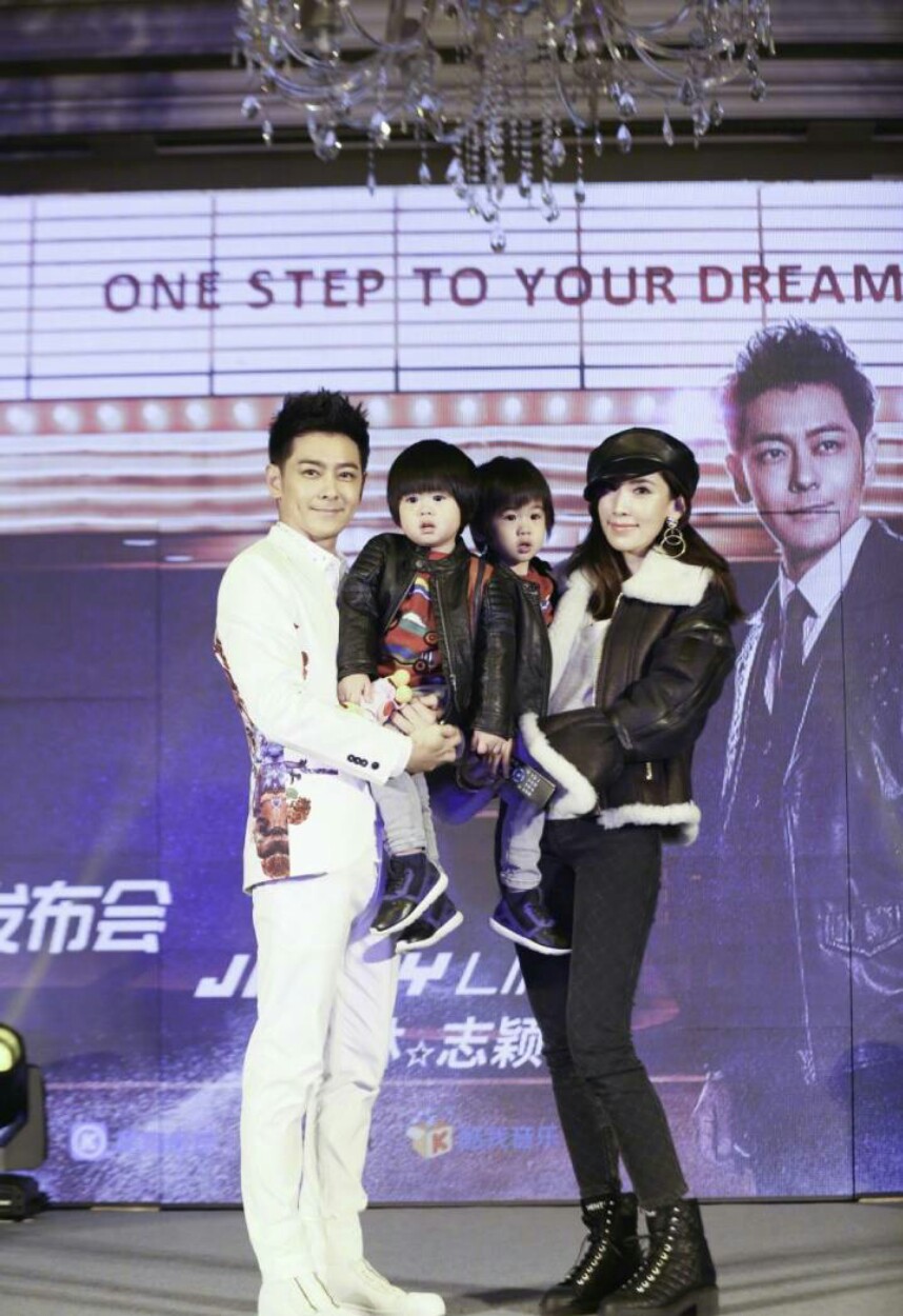 林志颖回母校庆祝出道30周年，学弟学妹们伴舞，站满楼道人气超高