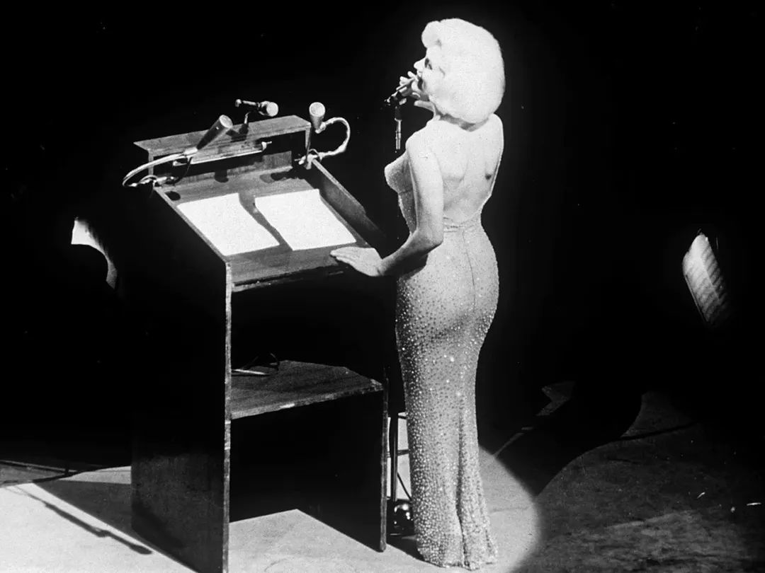 “被穿坏”的百万美金古董裙，到底是谁的错？