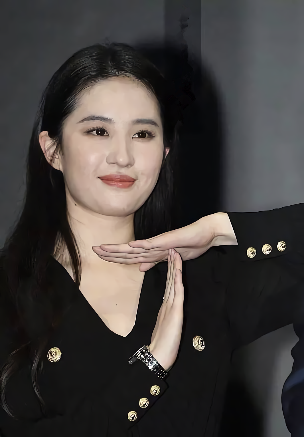 明星p图翻车:热巴忘了p反光,关晓彤七根脚趾,周冬雨镜中腿打眼