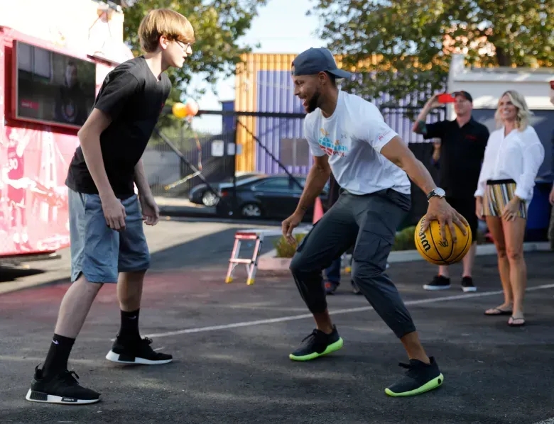 为什么nba球员要介绍高中(库里对高中篮球影响有多大？美媒高校采访：三分比扣篮更受欢迎)