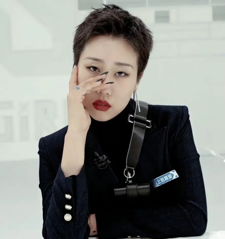 因青2成名的上官喜爱，自曝入行多年负债79万，靠公司预付金生活