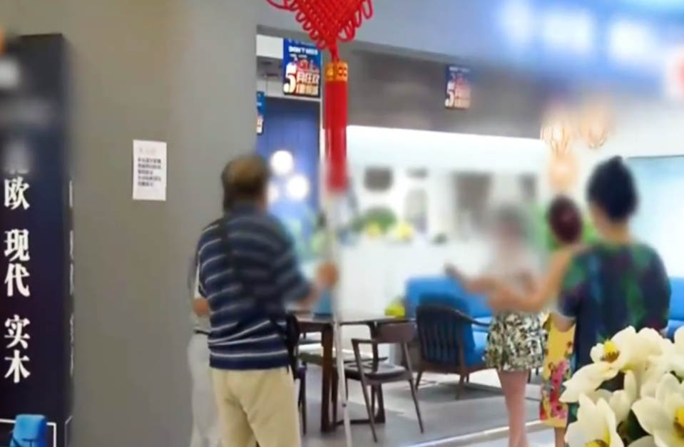 老人将房子给外甥女，瘫痪后求当老板的女儿养老，女儿：不认识他