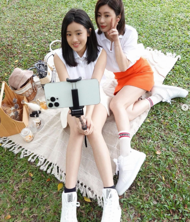贾静雯晒与大女儿合照，16岁梧桐妹长成美少女，母女同框似姐妹花