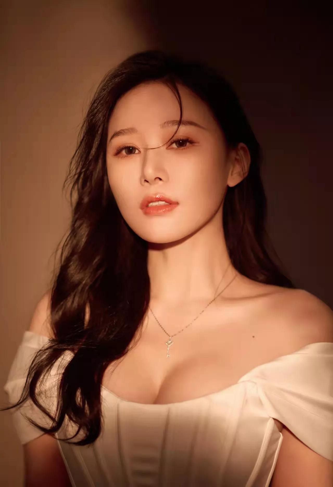 广东未来之星"伍姑娘"何雨桐人靓身材正,拍过多部电视剧和电影,居然也