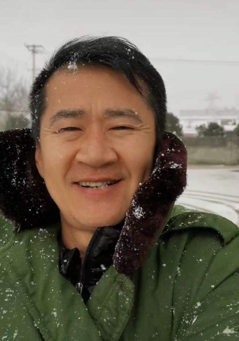 戏骨李嘉明雪地思念亡父母，感叹没了他们活着为啥，表情触动人心