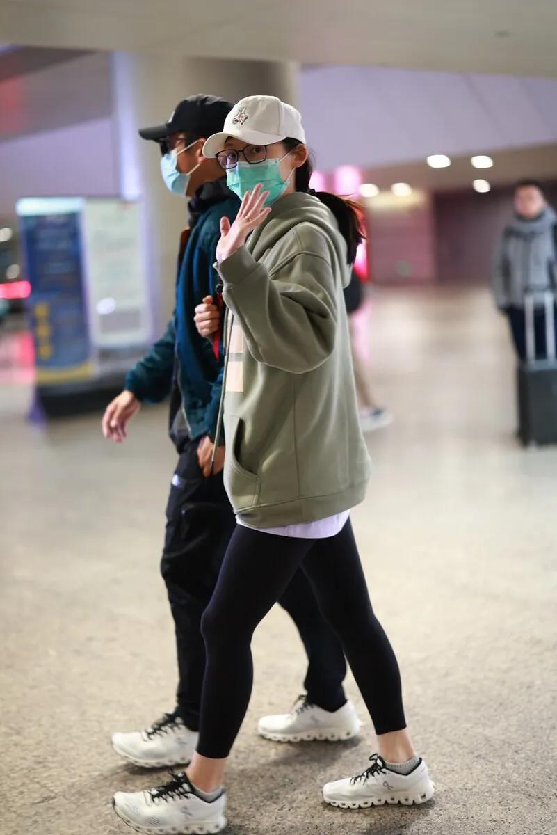 郑恺苗苗一家三口同框温馨幸福，1岁女儿打扮粉嫩，侧颜软萌可爱